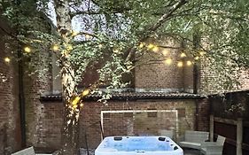 The Secret Garden Retreat With Hot Tub